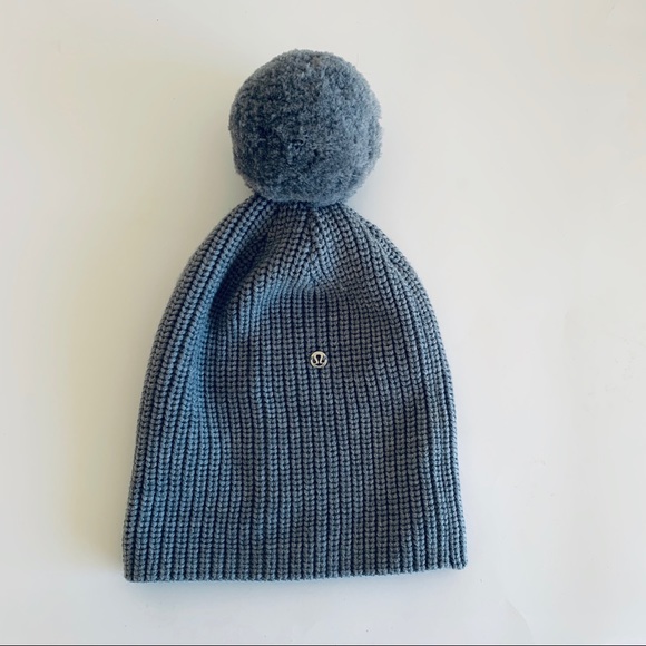 lululemon beanie with pom pom